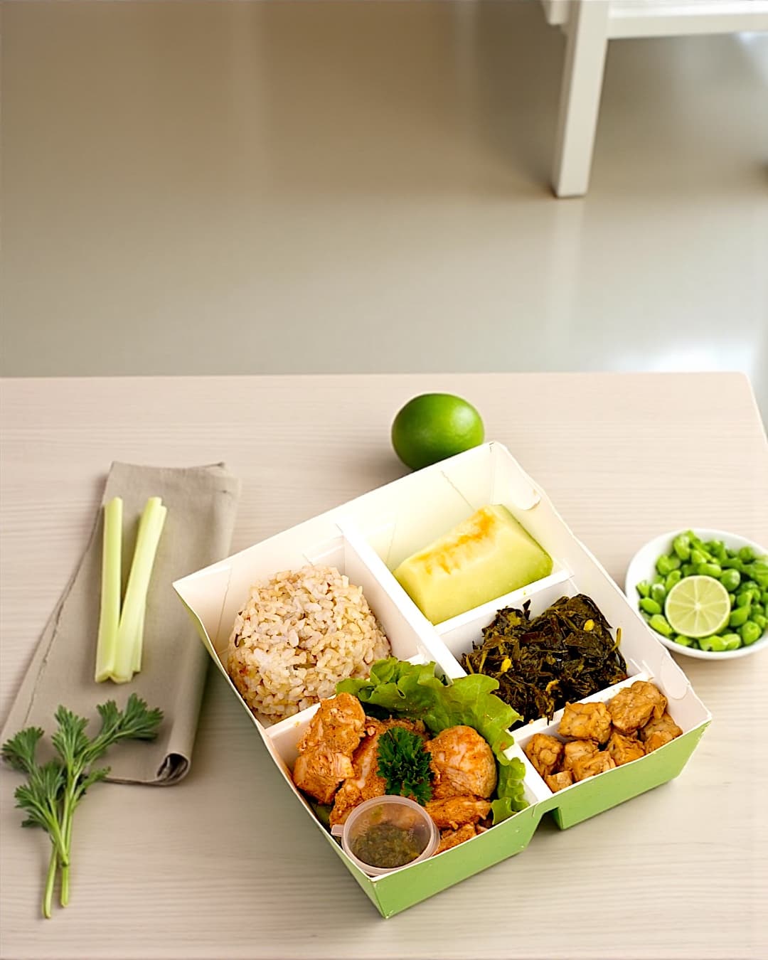 Box makan siang EatHealthy: nasi merah, ayam, sayur, dan buah